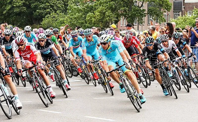 亲子同乐：体育赛事中的家庭互动与成长机会